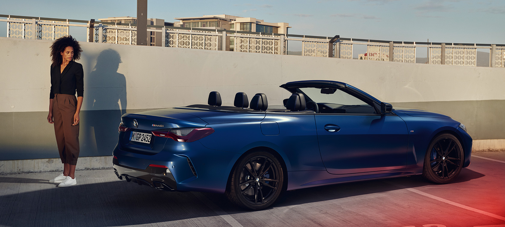 BMW M440i xDrive Convertible G23 2020 BMW Individual Frozen Portimao Blau metallic three-quarter rear view with model