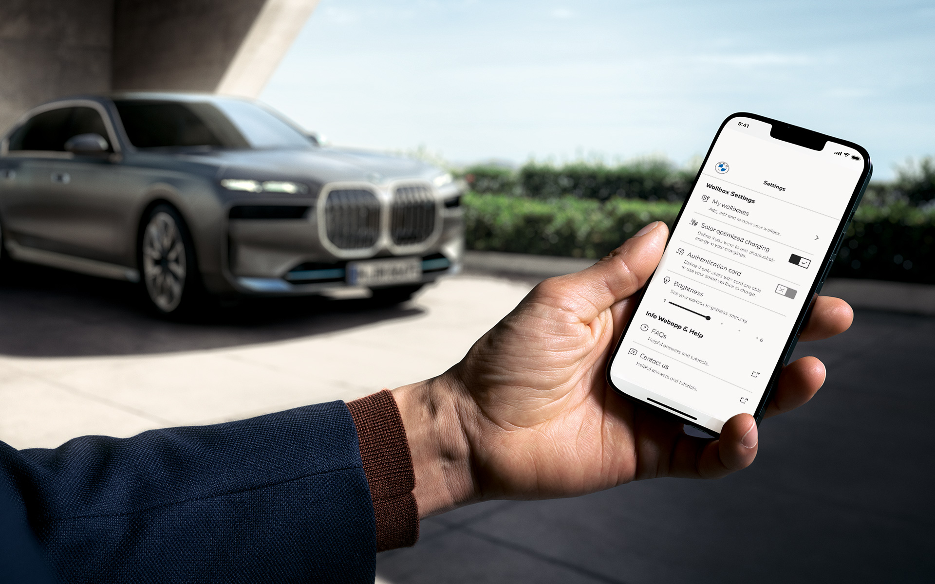 BMW i7 G70 Smartphone in front shows My BMW App